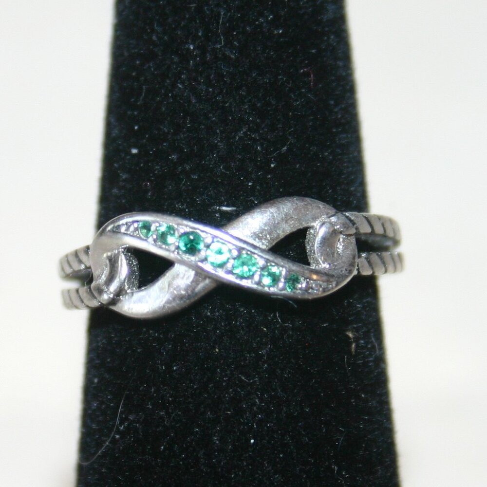 Ladies' Fashion Ring in SilverTone Infinity w/Green Stones GrSize 5 1/2 RG29